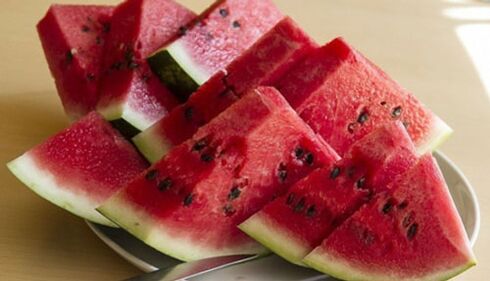 Ukusno narezane kriške lijepe, zrele, crvene lubenice